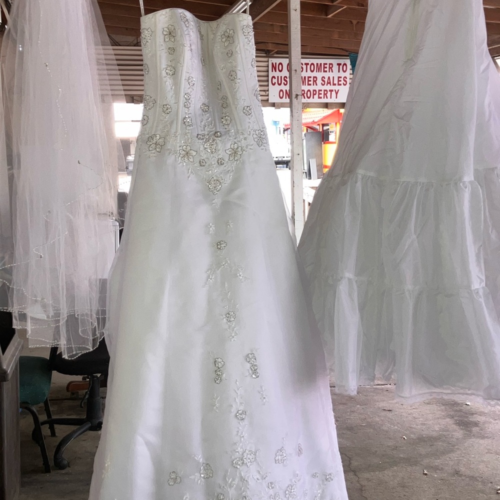 David's Bridal White Wedding Dress